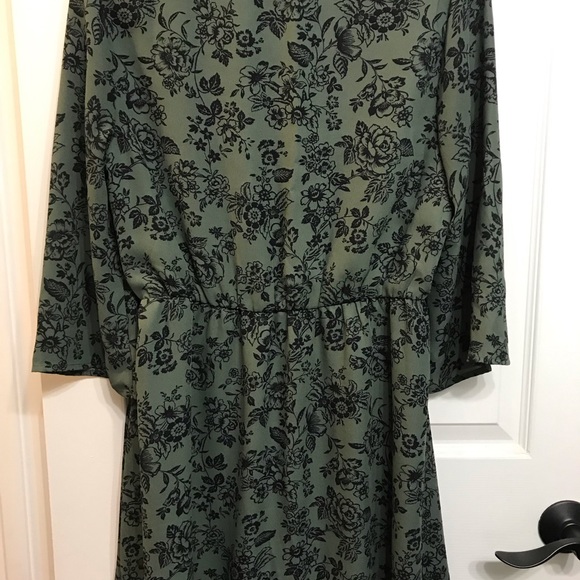 Green w/ black flower dress - Picture 4 of 4